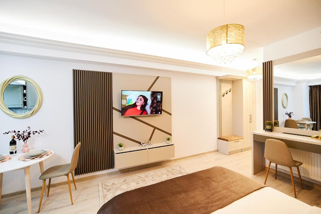 Uptown Apartment *